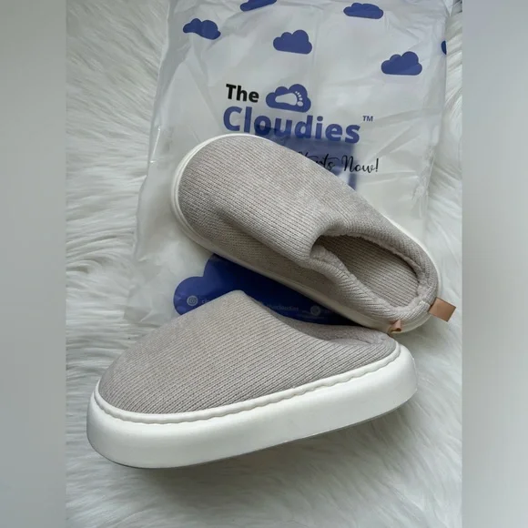 NEW! Cloudies - Cozy Slipper - Picture 7 of 14